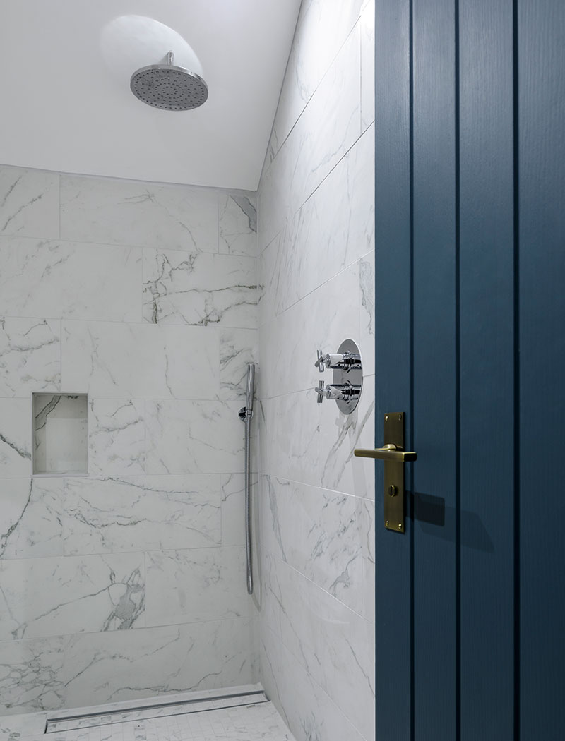 Wet room at Sonning House with white marble tiles